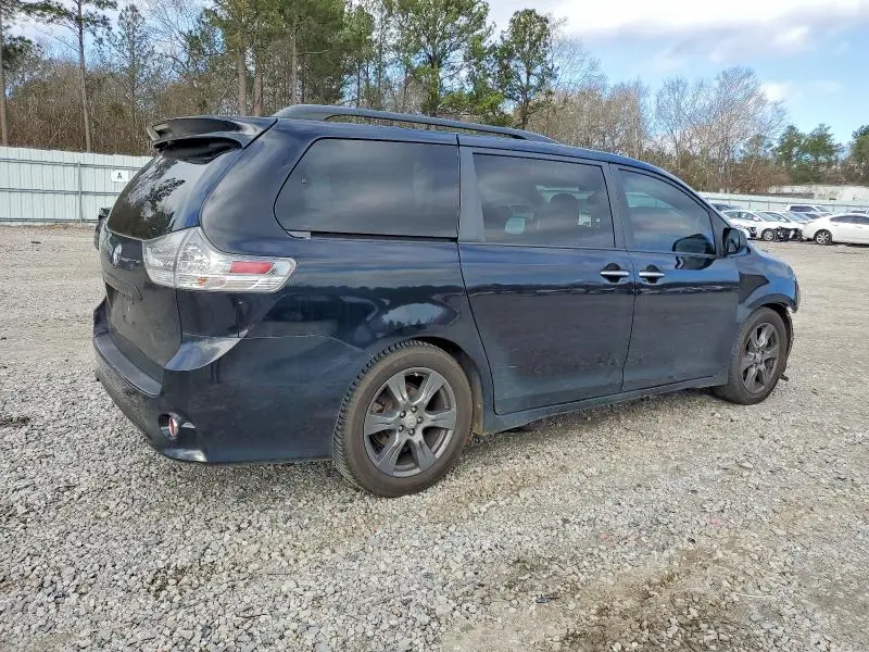2017 TOYOTA SIENNA SE  