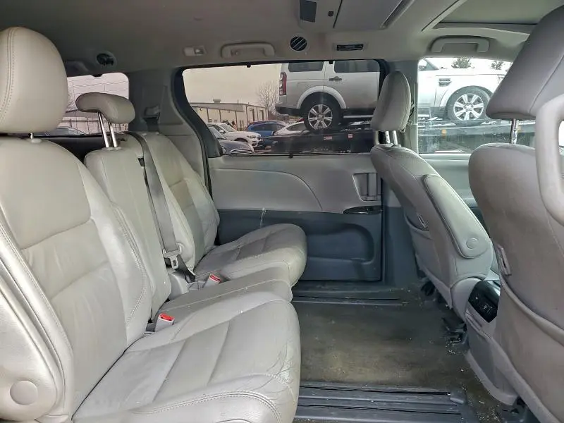 2017 TOYOTA SIENNA XLE PREMIUM 8-PASSENGER  
