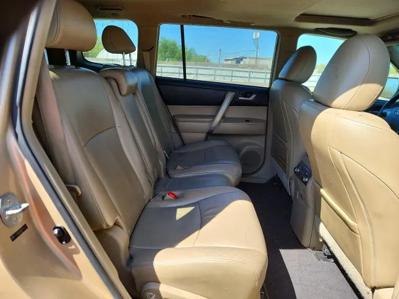 2012 TOYOTA HIGHLANDER SE  