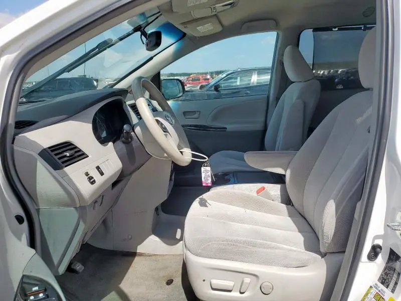 2014 TOYOTA SIENNA LE 8-PASSENGER  