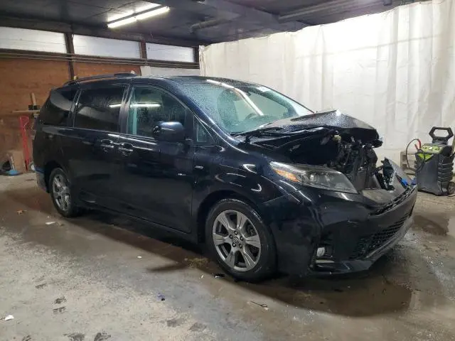2019 TOYOTA SIENNA SE  