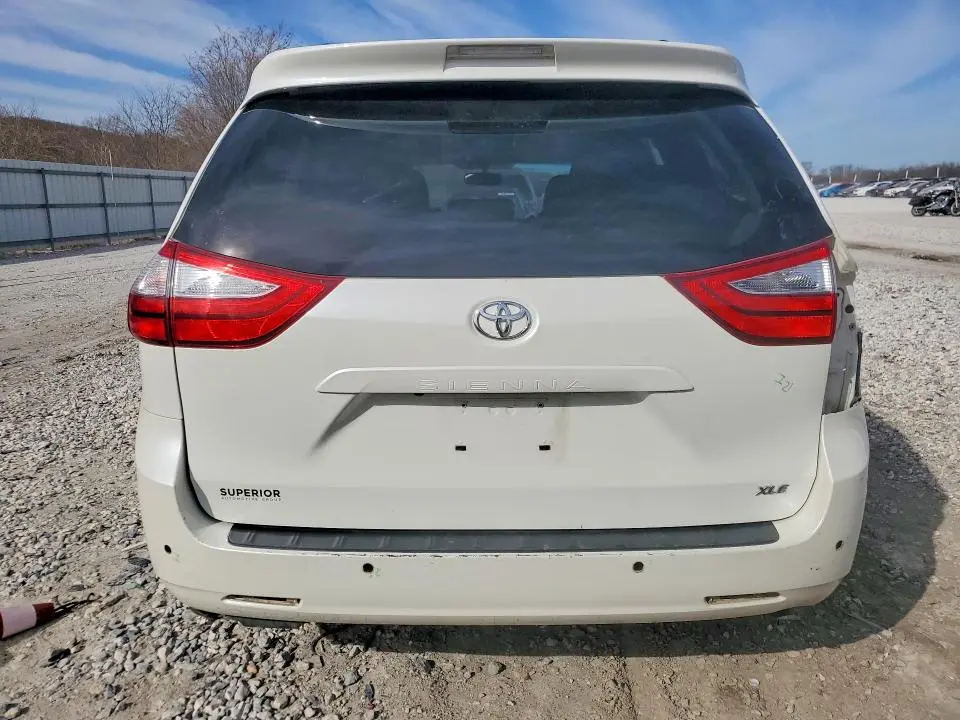 2017 TOYOTA SIENNA XLE  