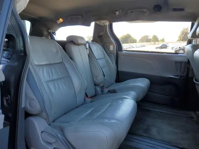 2016 TOYOTA SIENNA XLE  