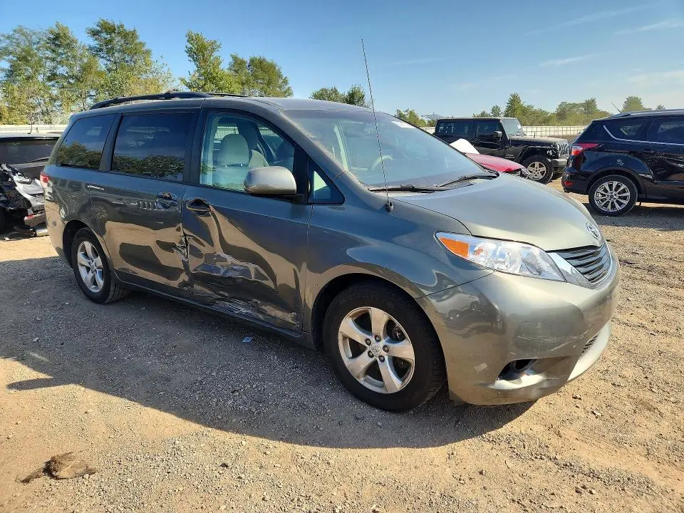 2014 TOYOTA SIENNA LE  