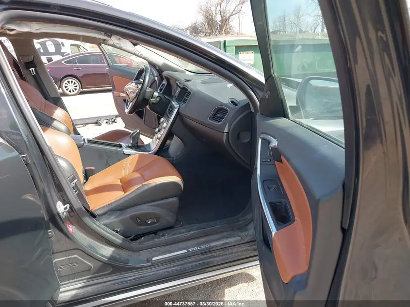 2015 VOLVO V60 CROSS COUNTRY T5 PLATINUM