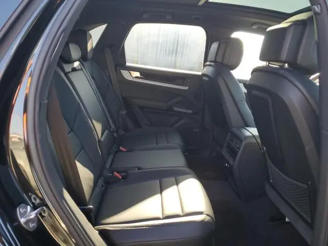 2024 PORSCHE CAYENNE   