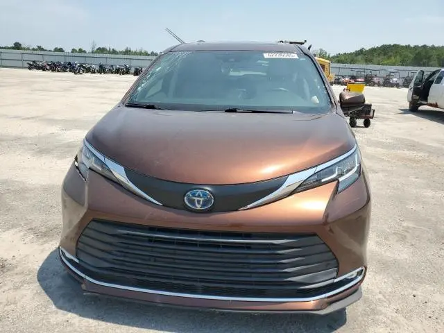2021 TOYOTA SIENNA XLE  