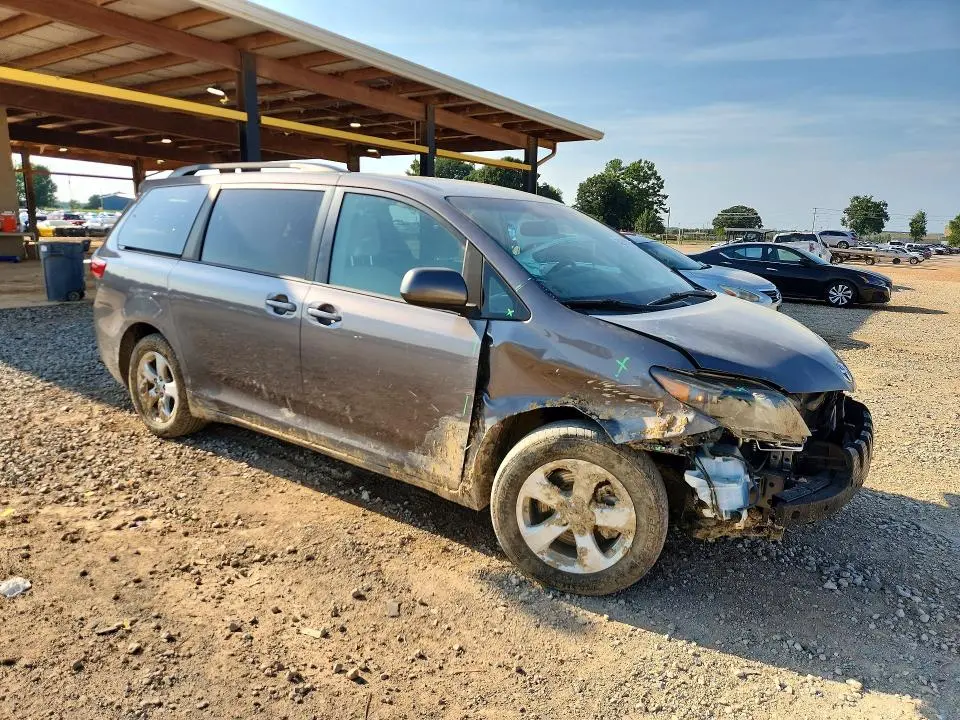 2017 TOYOTA SIENNA LE  