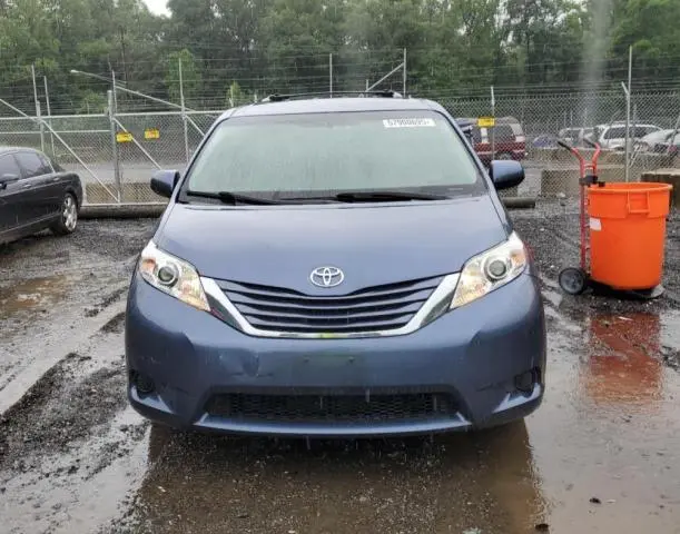 2017 TOYOTA SIENNA LE  