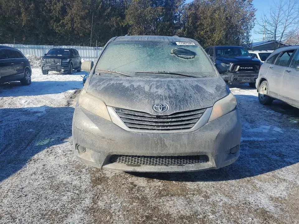 2013 TOYOTA SIENNA LE  