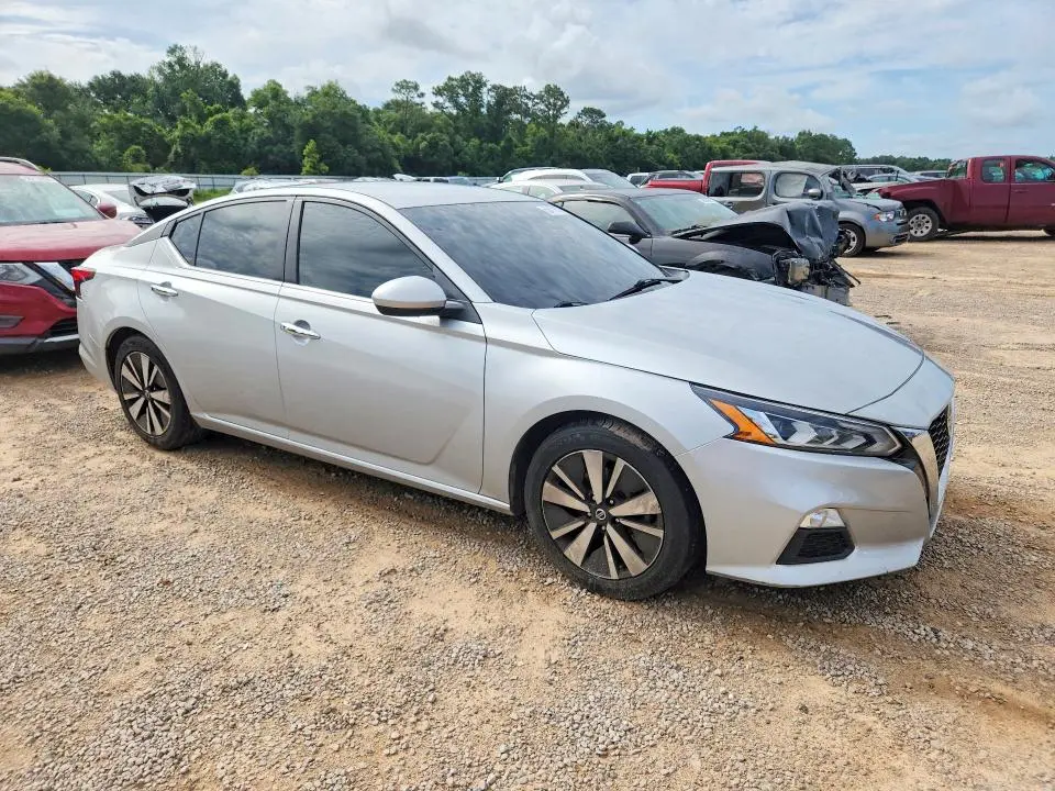 2022 NISSAN ALTIMA SV  