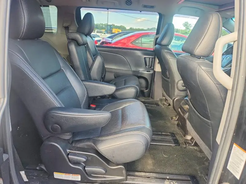 2017 TOYOTA SIENNA SE  