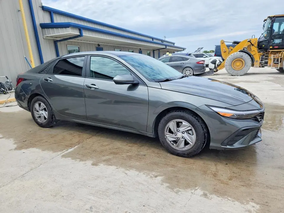 2024 HYUNDAI ELANTRA SE  