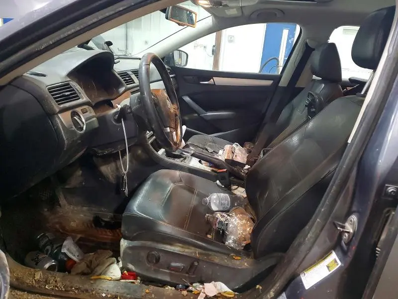 2013 VOLKSWAGEN PASSAT SE  