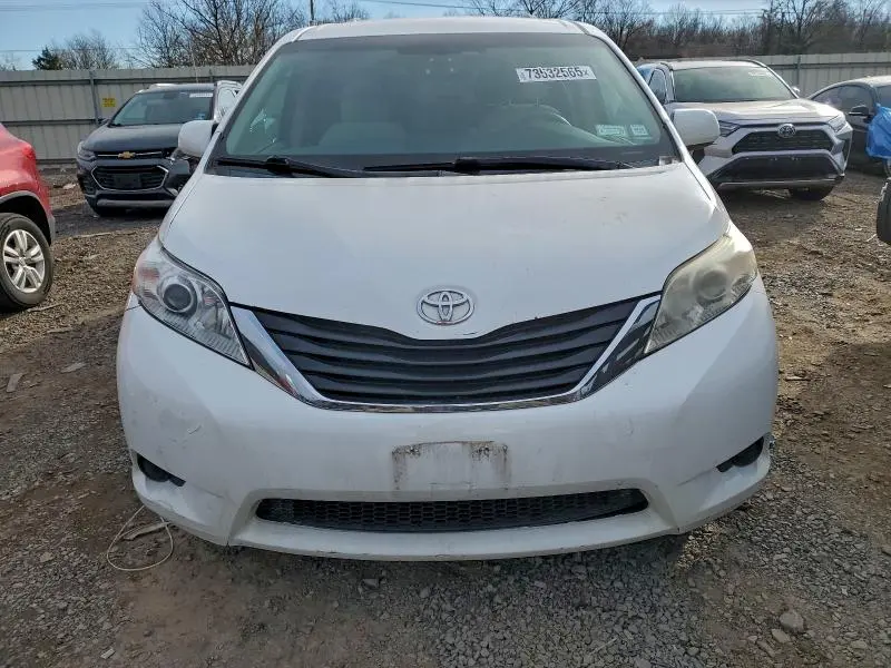 2013 TOYOTA SIENNA LE  