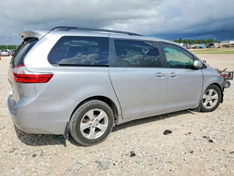 2017 TOYOTA SIENNA LE  