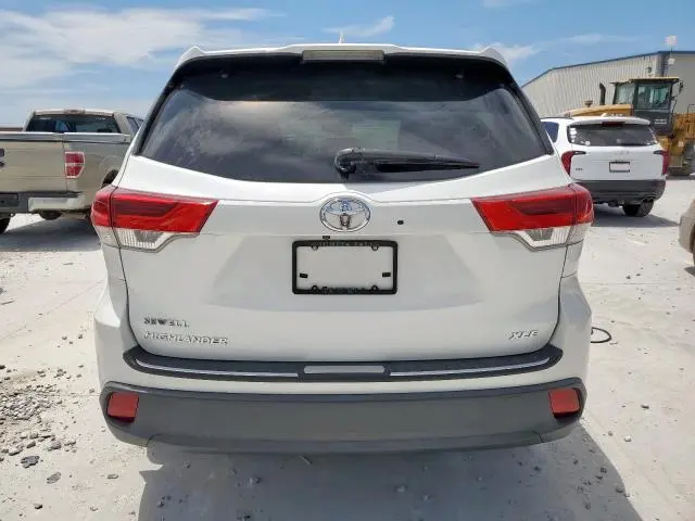 2017 TOYOTA HIGHLANDER SE  