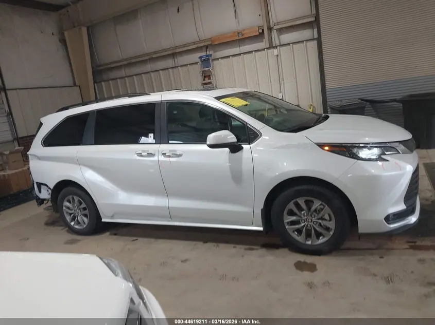 2025 TOYOTA SIENNA XLE