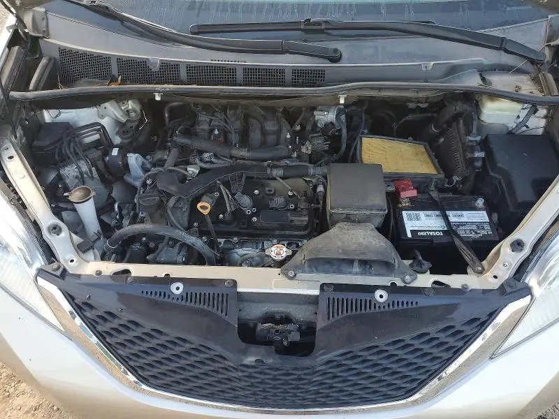 2017 TOYOTA SIENNA LE  