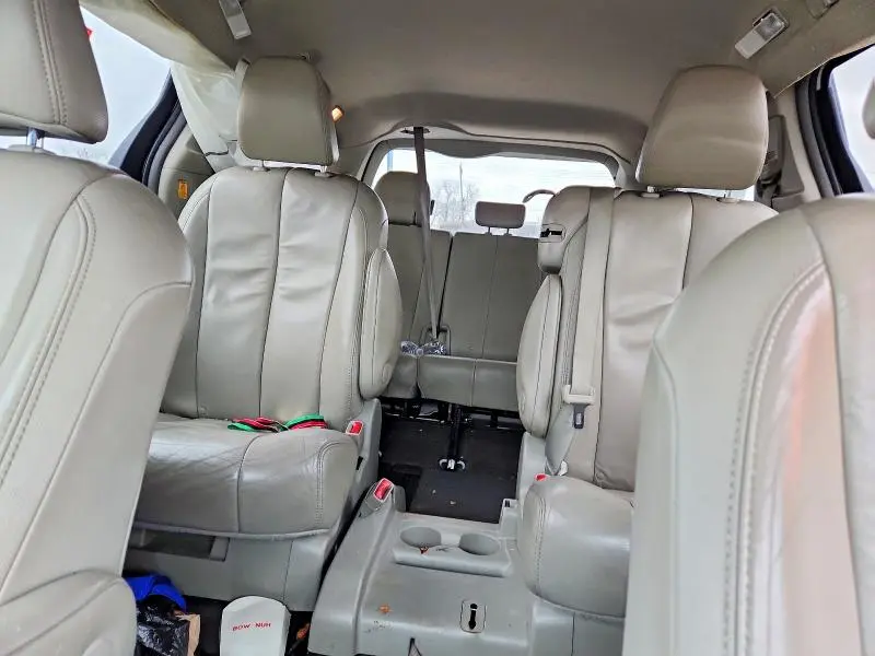 2013 TOYOTA SIENNA XLE 8-PASSENGER  
