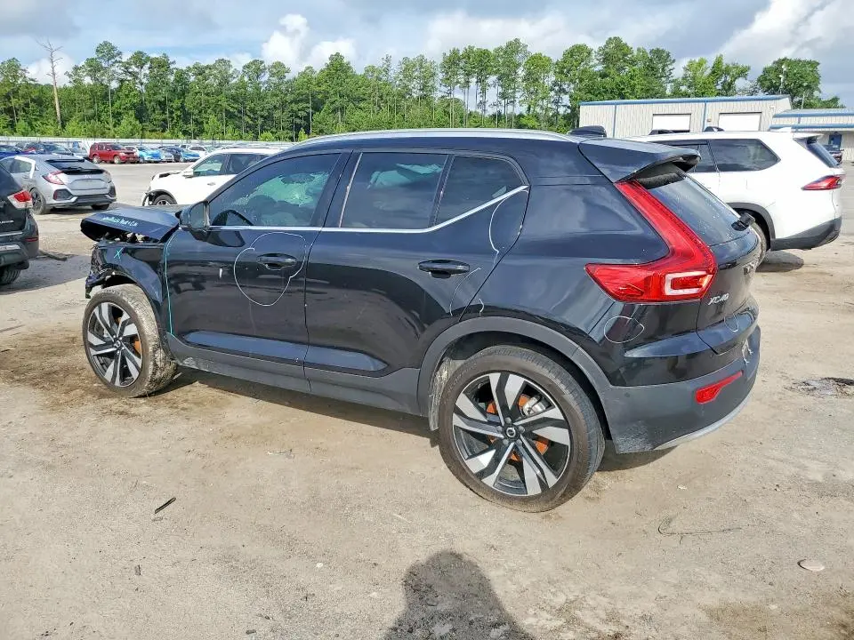2025 VOLVO XC40 PLUS  