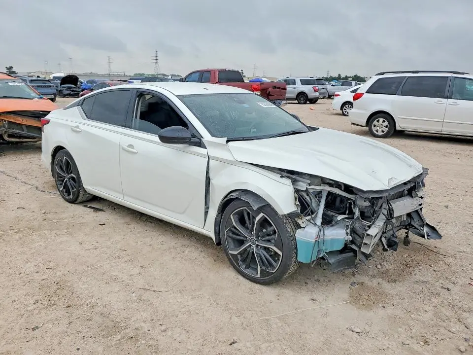 2023 NISSAN ALTIMA SR  