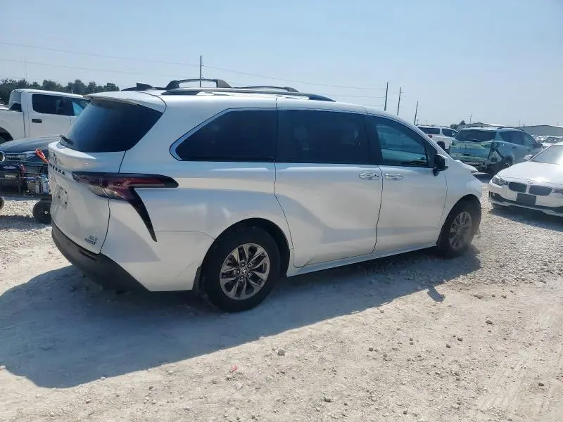 2024 TOYOTA SIENNA XLE  