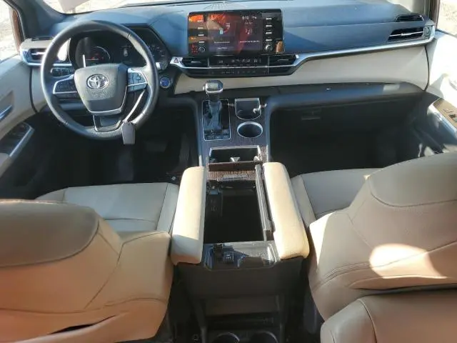 2021 TOYOTA SIENNA XLE  