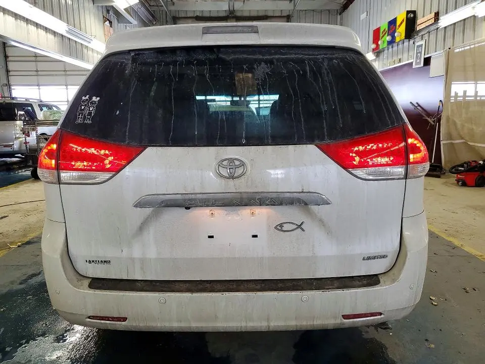 2012 TOYOTA SIENNA LIMITED PREMIUM 7-PASSENGER  