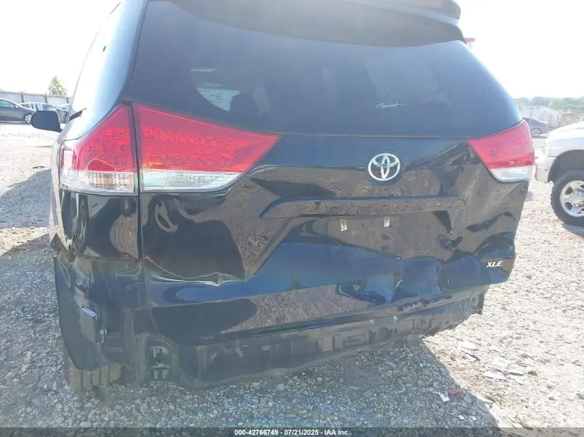 2013 TOYOTA SIENNA XLE V6 8 PASSENGER