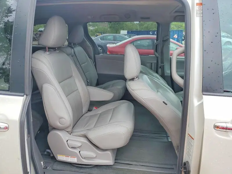 2016 TOYOTA SIENNA XLE 8-PASSENGER  