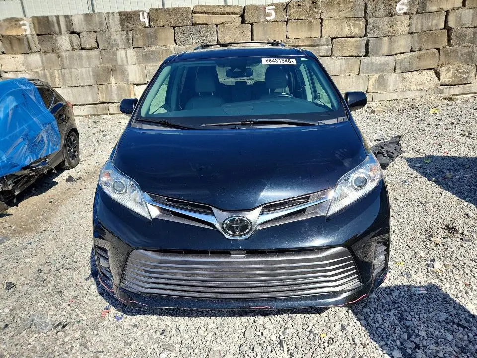 2018 TOYOTA SIENNA XLE 8-PASSENGER  