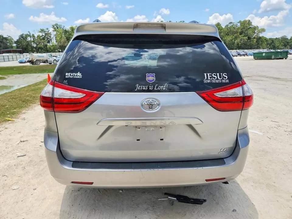 2017 TOYOTA SIENNA LE  