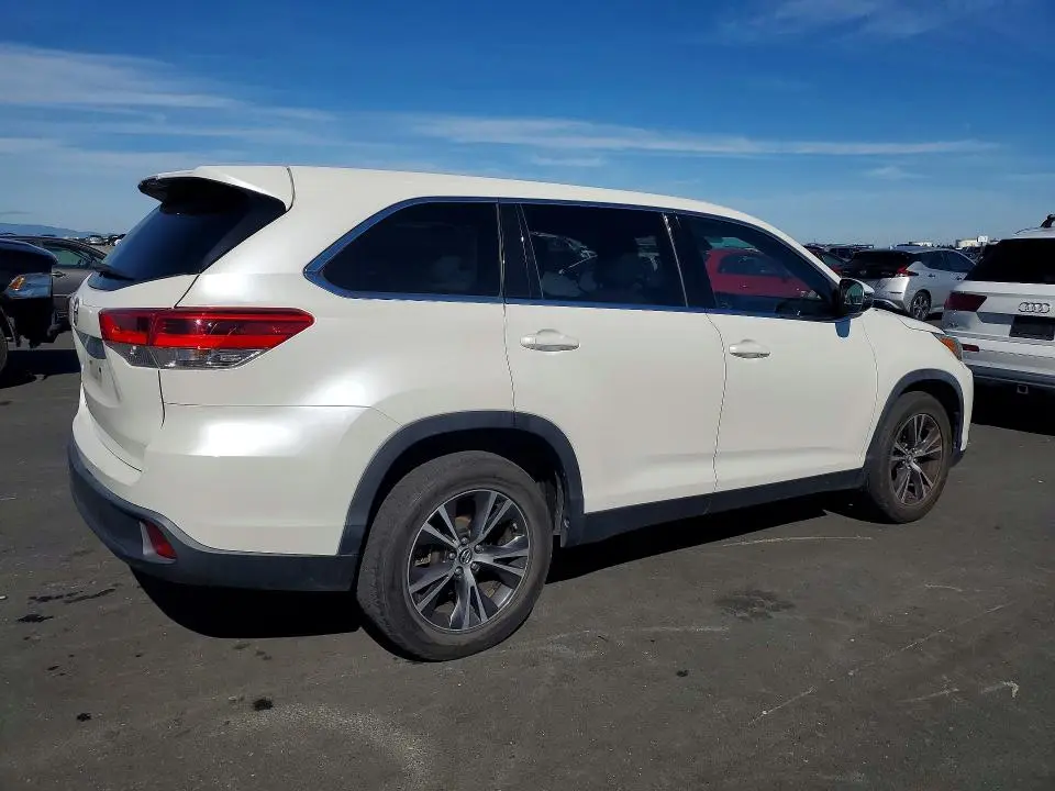 2019 TOYOTA HIGHLANDER LE  