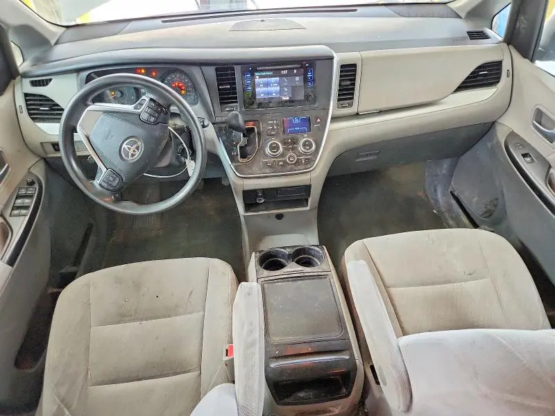 2017 TOYOTA SIENNA LE  