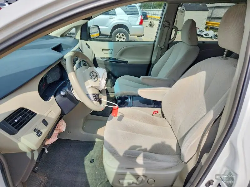 2013 TOYOTA SIENNA LE 8-PASSENGER  