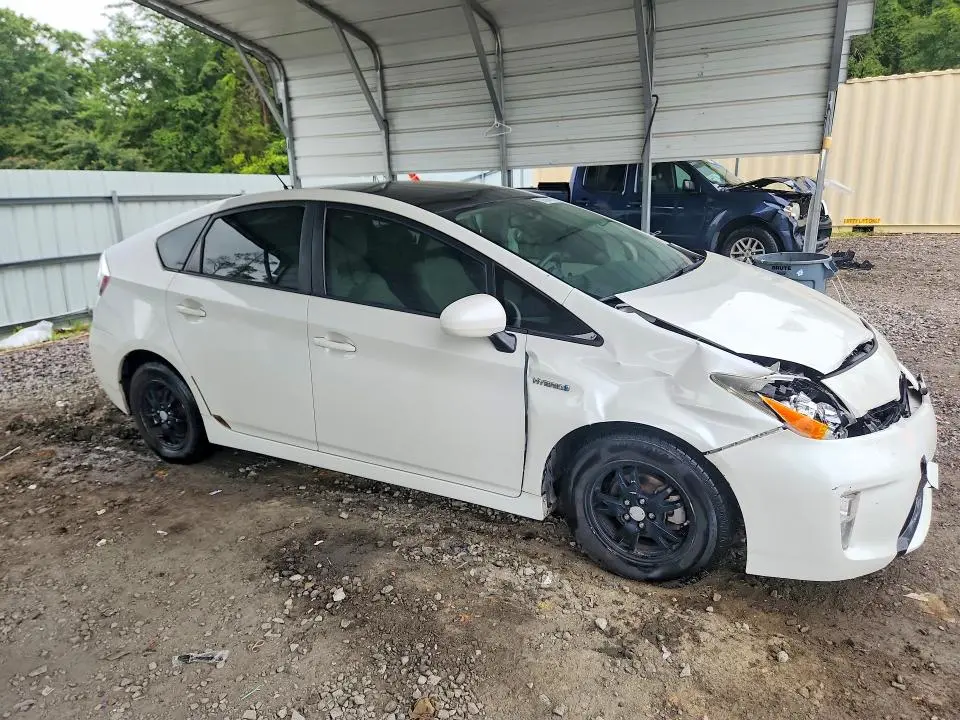 2015 TOYOTA PRIUS THREE  
