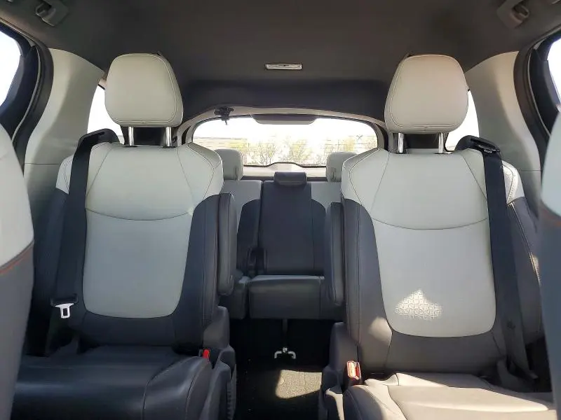 2021 TOYOTA SIENNA XSE  