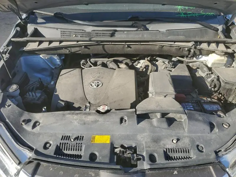 2018 TOYOTA HIGHLANDER LE  