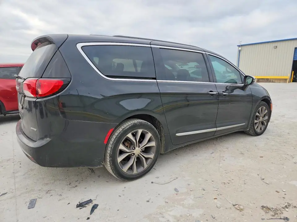 2017 CHRYSLER PACIFICA LIMITED  