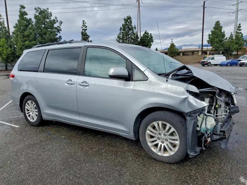 2014 TOYOTA SIENNA XLE  