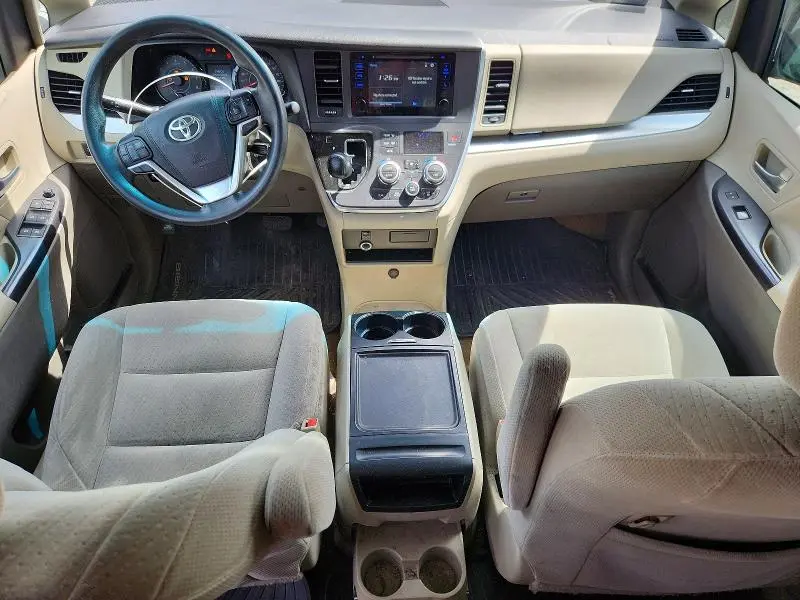 2017 TOYOTA SIENNA LE  