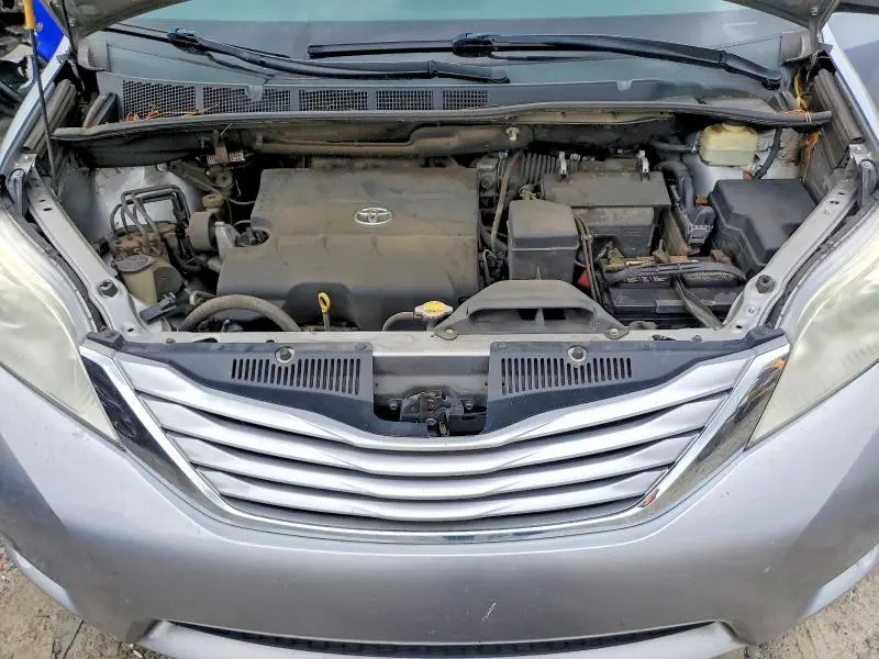 2015 TOYOTA SIENNA LE  