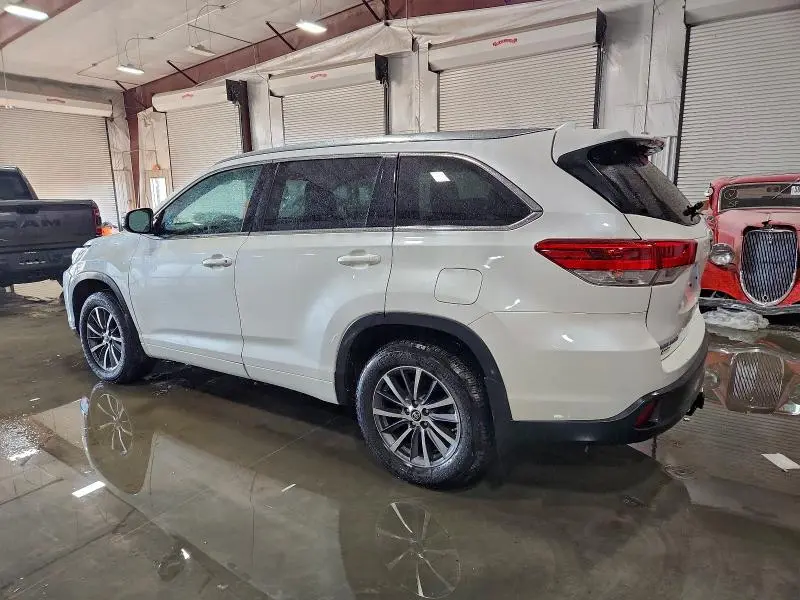 2018 TOYOTA HIGHLANDER SE  