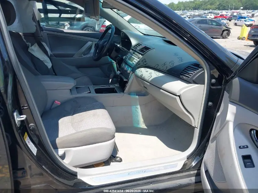 2011 TOYOTA CAMRY SE