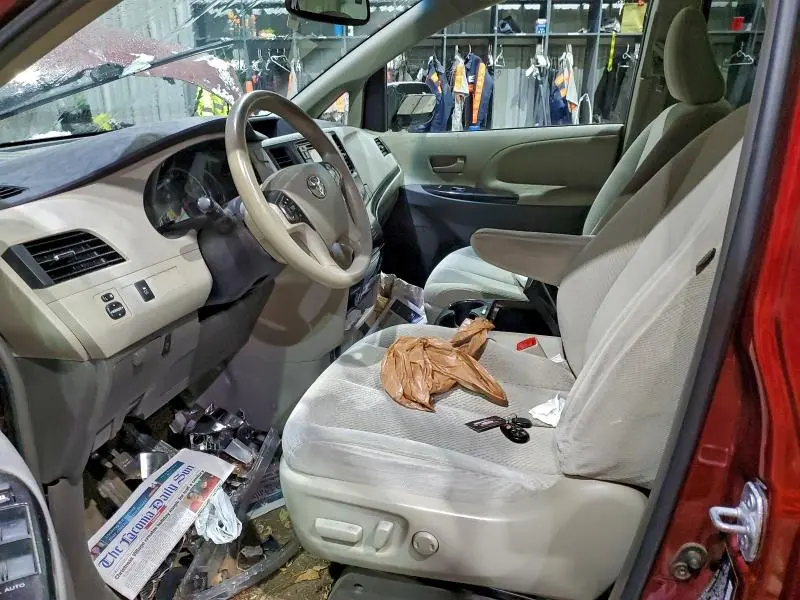 2014 TOYOTA SIENNA LE 7-PASSENGER  