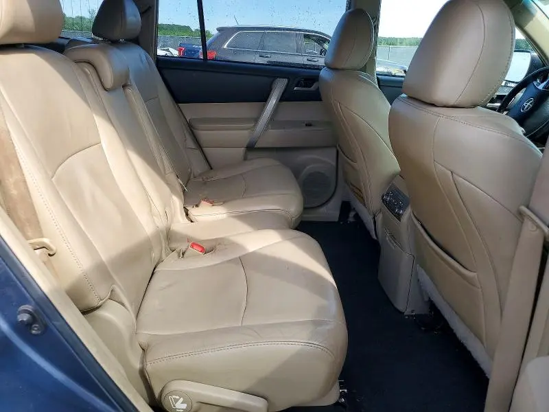 2012 TOYOTA HIGHLANDER SE  