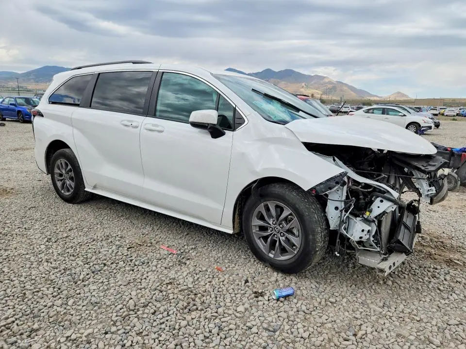 2025 TOYOTA SIENNA LE  