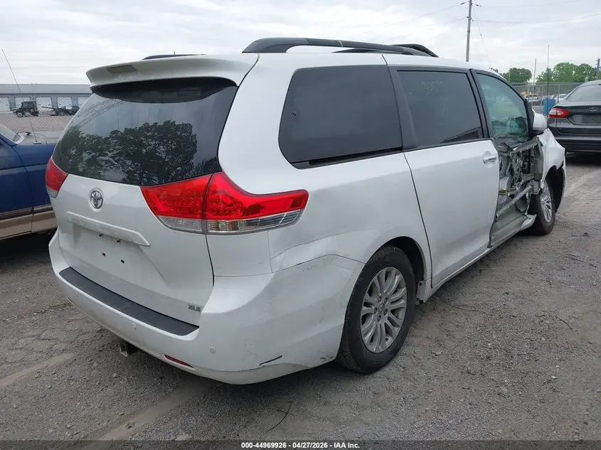 2013 TOYOTA SIENNA XLE V6 8 PASSENGER