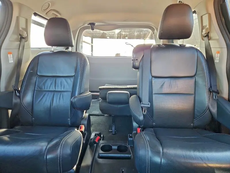 2017 TOYOTA SIENNA SE  